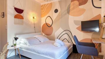 Travel crib, WiFi, bed sheets