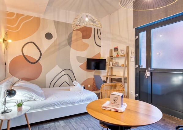 Travel cot, WiFi, bed sheets