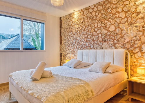 Rose écrin de charme avec parking terrasse privée et jardin partagé