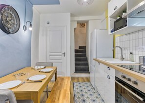 Fridge, microwave, stovetop, dishwasher - Loulou, maison de ville sur 4 niveaux au coeur de ville (Rouen)