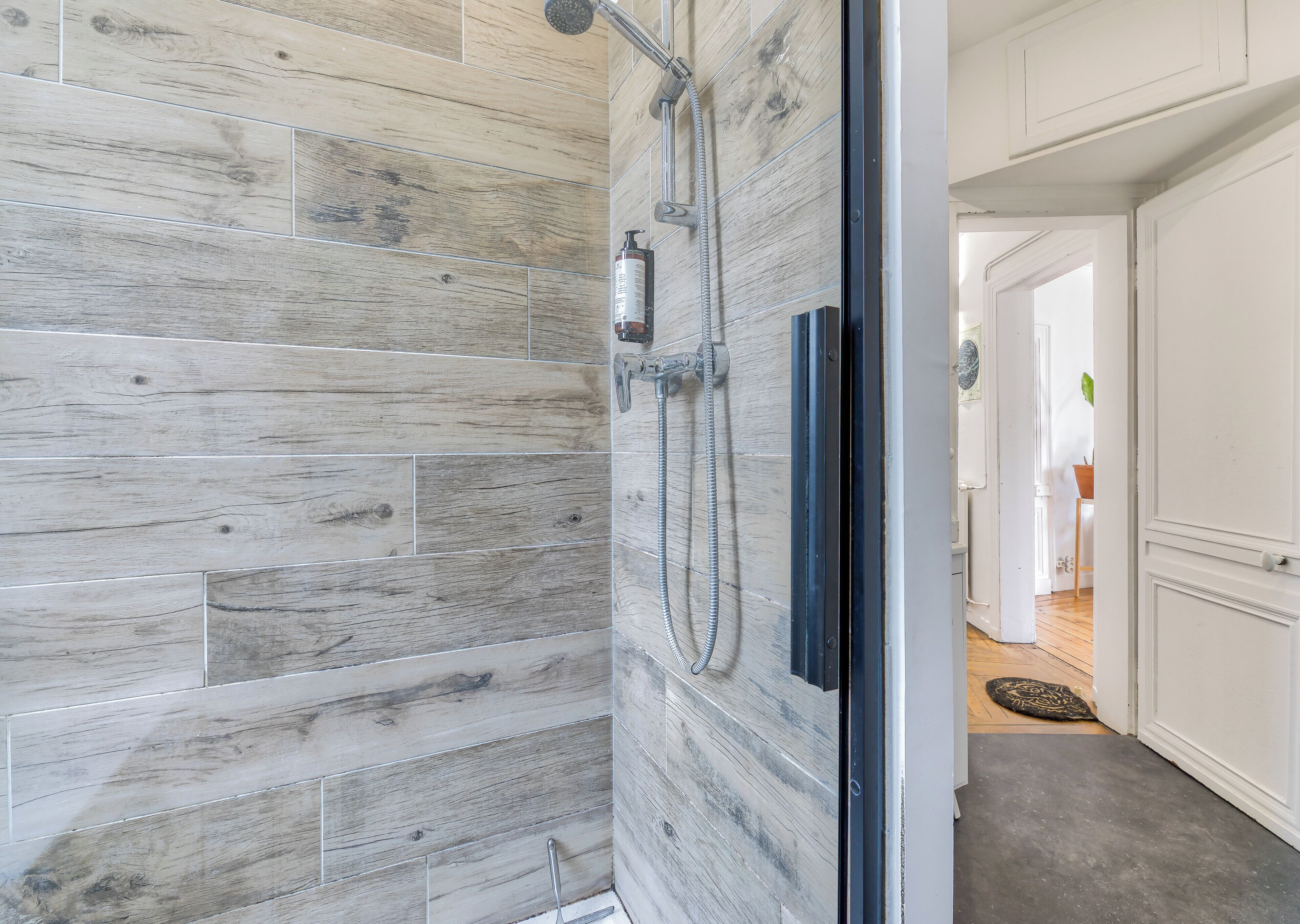 Douche, articles de toilette gratuits, sèche-cheveux