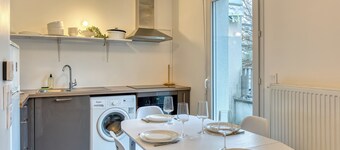 Le Nicole, un appartement en duplex avec balcon et place de parking.