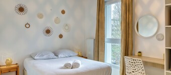 Le Nicole, un appartement en duplex avec balcon et place de parking.