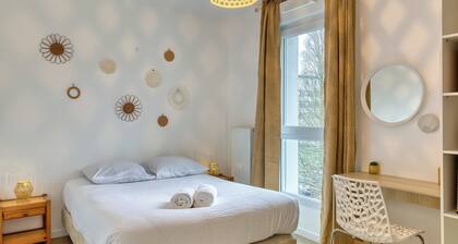 Le Nicole, un appartement en duplex avec balcon et place de parking.