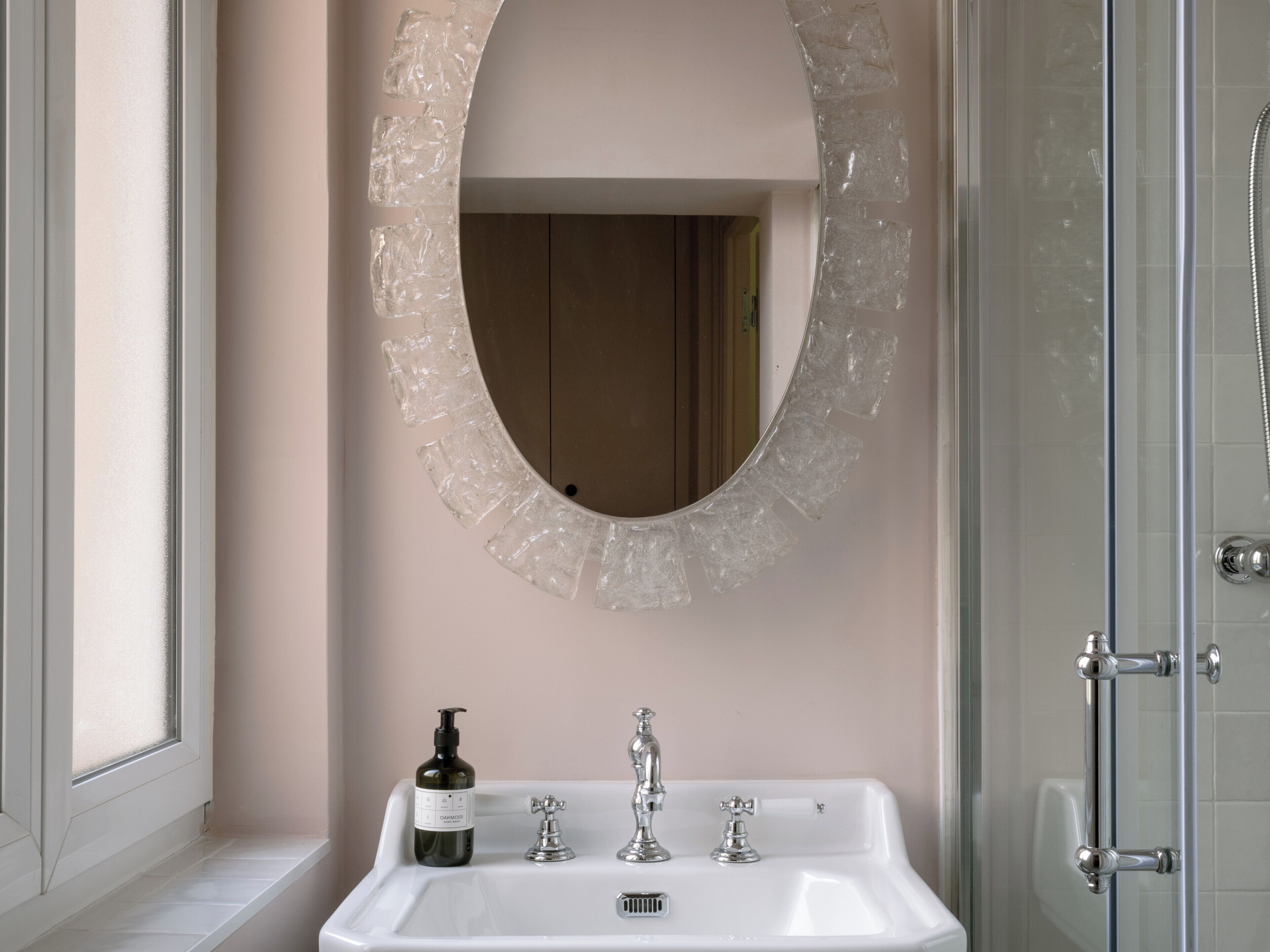 Regadera, secadora de cabello, toallas 