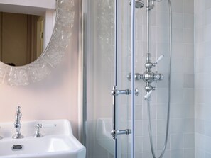 Douche, articles de toilette (gratuits), séchoir à cheveux