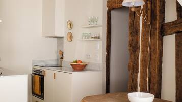 Réfrigérateur, four, plaque de cuisson, cafetière/bouilloire