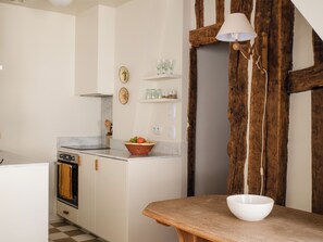 Fridge, oven, stovetop, coffee/tea maker - Appartement de charme dans le centre de Rouen (Rouen)