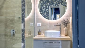Een douche, gratis toiletartikelen, een haardroger, handdoeken
