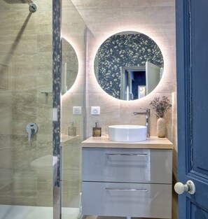 Dusche, kostenlose Toilettenartikel, Haartrockner, Handtücher