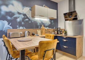 Réfrigérateur, four à micro-ondes, un four, surface de cuisson