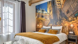 A bedroom with a large bed, a nightstand, a wooden headboard, and a mural of a building on the wall. - L'escale du Gros-Horloge, une parenthèse prestigieuse au coeur de Rouen (Rouen)
