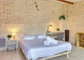 4 makuuhuonetta, silitysrauta/-lauta, vauvan matkasänky, Wi-Fi