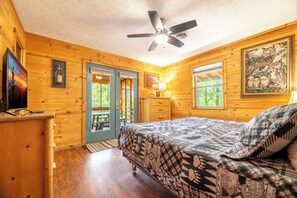 2 habitaciones, escritorio y tabla de planchar con plancha 
