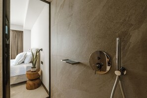 Habitación doble Premium, vista al mar | Baño | Regadera, secadora de cabello, pantuflas, toallas 