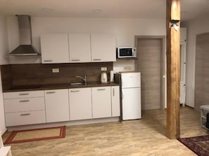 Réfrigérateur, micro-ondes, four, plaque de cuisson