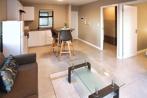Appartamento familiare, vista mare | Area soggiorno | TV a schermo piatto