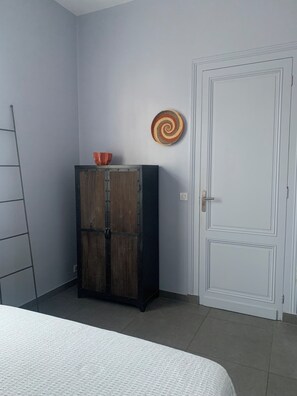 2 bedrooms, iron/ironing board, WiFi