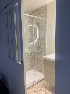Shower, hair dryer, toilet paper - Arcachonnaise house in the center of town, in absolute peace and quiet (Arcachon)