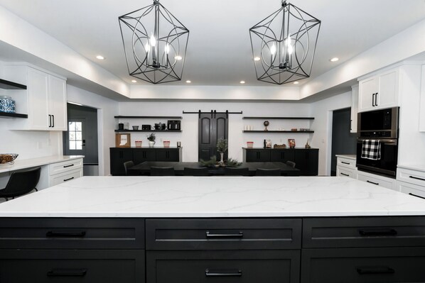 冷蔵庫、電子レンジ、オーブン、コンロ