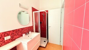 Bruser, hårtørrer, bidet, håndklæder