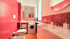 Dusche, Haartrockner, Bidet, Handtücher