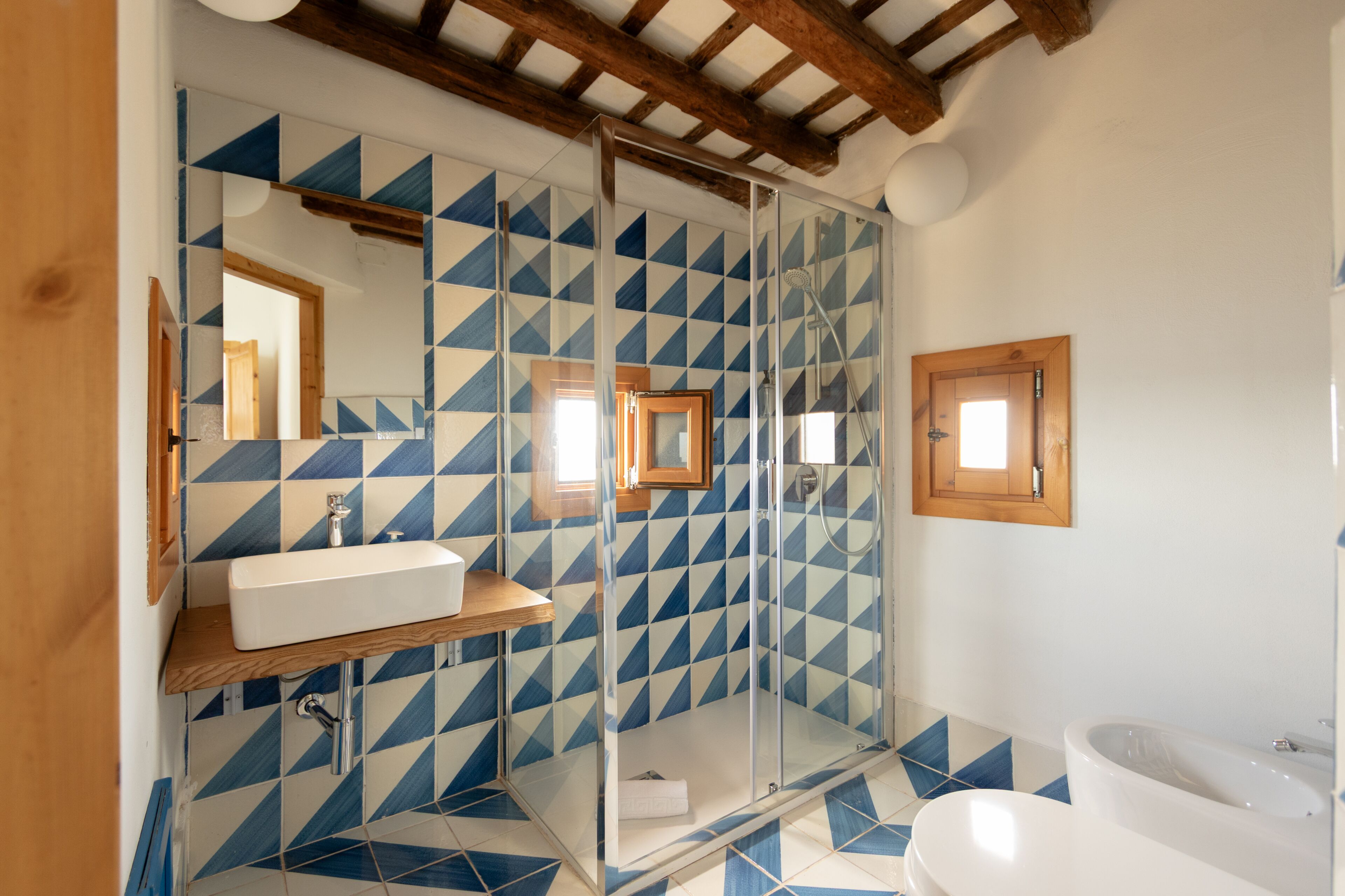 Doccia, set di cortesia gratuito, asciugacapelli, bidet