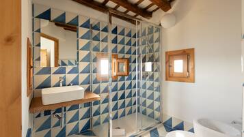 Doccia, set di cortesia gratuito, asciugacapelli, bidet
