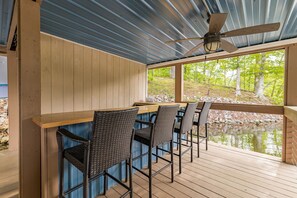 Outdoor dining - New:Lakefront, Firepit, Deck, Dock, Kayak, Great times on Lake Gaston (Littleton)