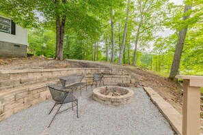 Terrace/patio - New:Lakefront, Firepit, Deck, Dock, Kayak, Great times on Lake Gaston (Littleton)