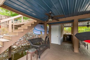 Terrace/patio - New:Lakefront, Firepit, Deck, Dock, Kayak, Great times on Lake Gaston (Littleton)