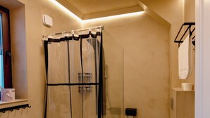 Een badkamer met een douche, toilet en een wastafel met een blauw aanrecht.