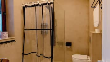 Habitación doble Deluxe, vista al jardín | Baño | Amenidades de baño gratuitas, secadora de cabello, pantuflas, toallas