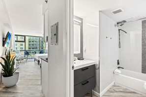 Estudio clásico, vista parcial al océano | Wifi gratis y ropa de cama 