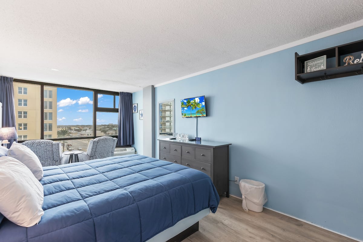 Estudio estándar, 1 cama de matrimonio grande, vistas parciales al mar | Wifi gratis y ropa de cama