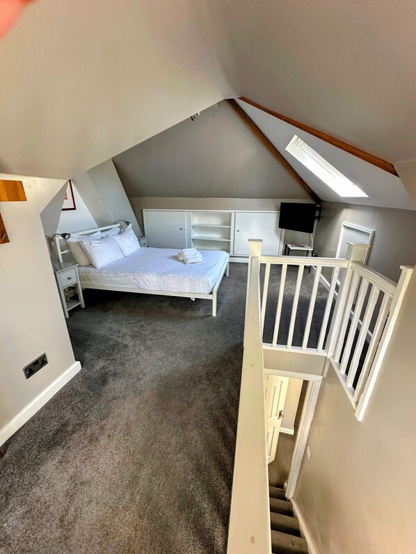 4 bedrooms, iron/ironing board, free WiFi, bed sheets