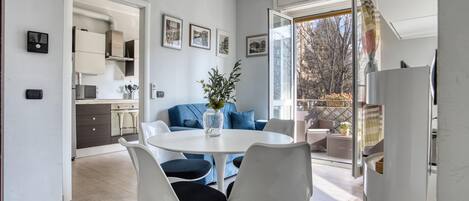 家庭公寓, 城市景 | 客廳 | 32 吋LED 電視連有線電視頻道