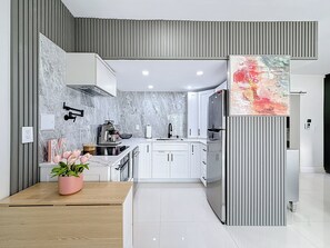 Kjøleskap, mikrobølgeovn, ovn og kokeplater