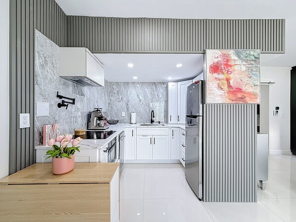 Køleskab, mikrobølgeovn, ovn, kogeplade