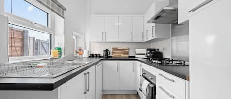 Geladeira, micro-ondas, fogão, cooktop