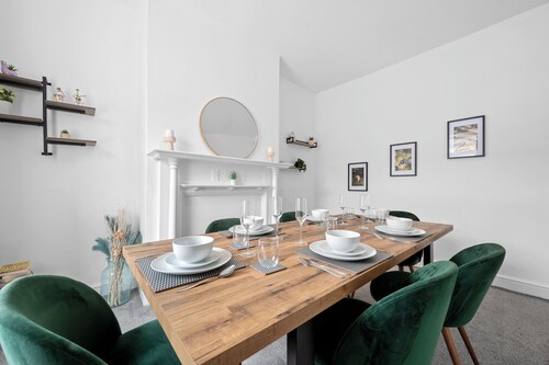 Cosy 3-Bed Home in Blackrod | Modern & Homely