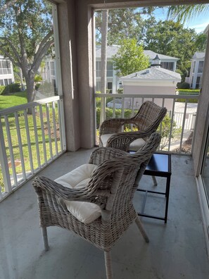 Property grounds - Newly furnished and professionally decorated 2 bed / 2 bath condo in The Meadows (Sarasota)