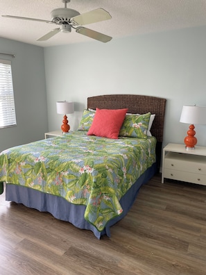 2 bedrooms, desk, WiFi, bed sheets