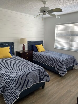 2 bedrooms, desk, WiFi, bed sheets - Newly furnished and professionally decorated 2 bed / 2 bath condo in The Meadows (Sarasota)