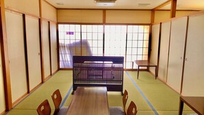 A traditional Japanese room with tatami flooring, a low table, and a bench. - kogikusou (Kikugawa)