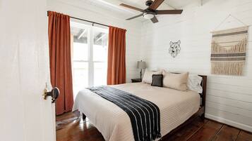 2 bedrooms, iron/ironing board, WiFi