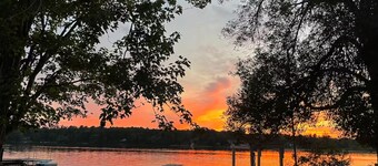 Family Pet Friendly Lakeside Cottage for 8 with Boat Firepit BBQ and Swimming