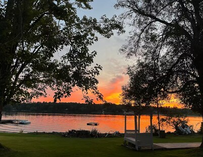 Family Pet Friendly Lakeside Cottage for 8 with Boat Firepit BBQ and Swimming