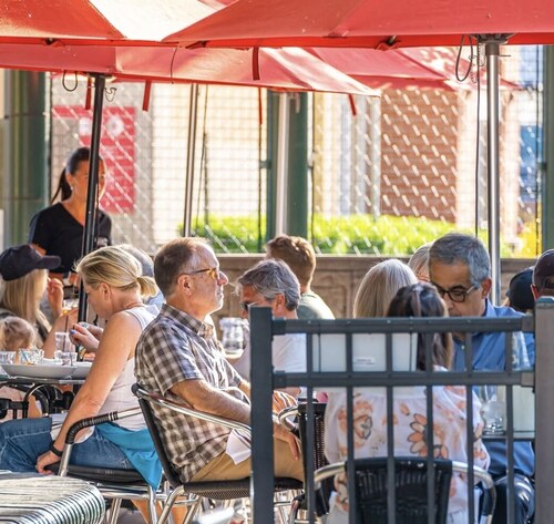 Spacious Chic 3-BDR Apartment in charming St. Charles for you to Create Memories