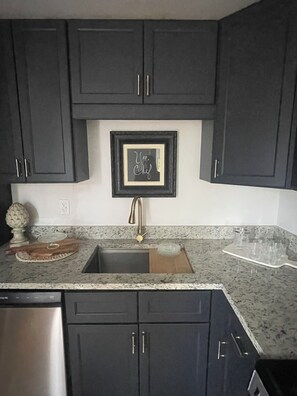 Mikrobølgeovn, ovn, kokeplater og oppvaskmaskin